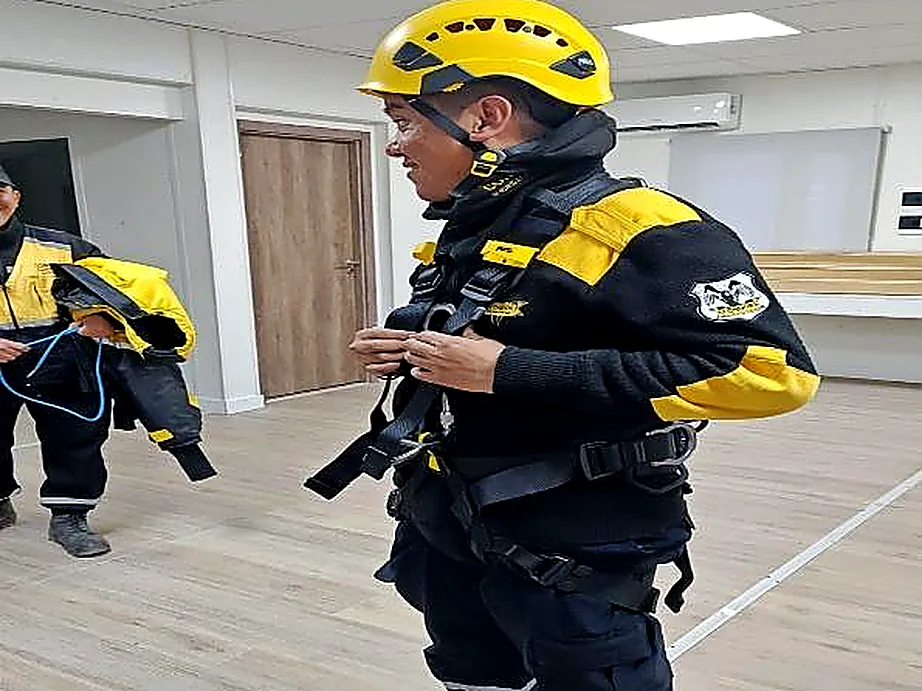 Trabajo en altura y uso de arnés — capacitación del personal